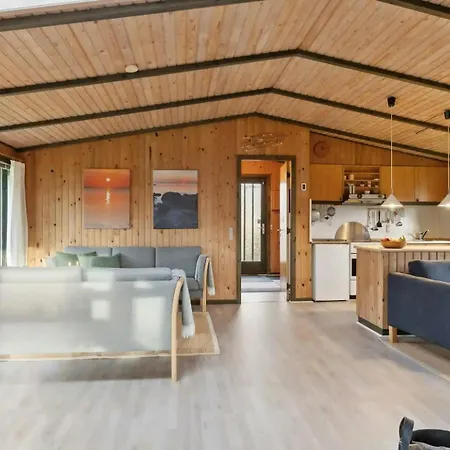 Charming Wooden Summer House In Trend Сasa de vacaciones