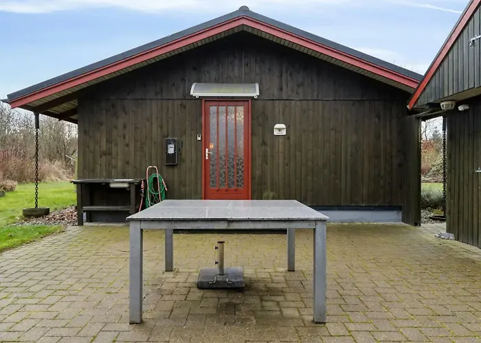 Charming Wooden Summer House In Trend Dom wakacyjny Logstor