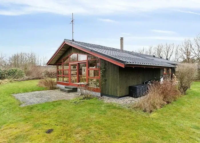 Charming Wooden Summer House In Trend Dom wakacyjny *