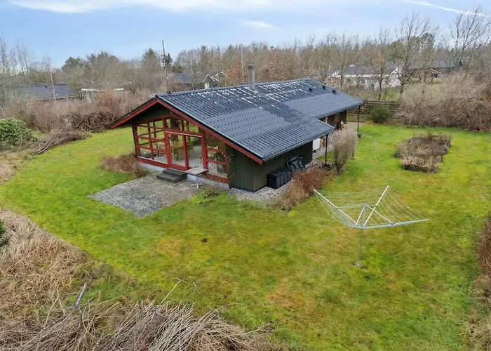 Charming Wooden Summer House In Trend Dom wakacyjny Logstor